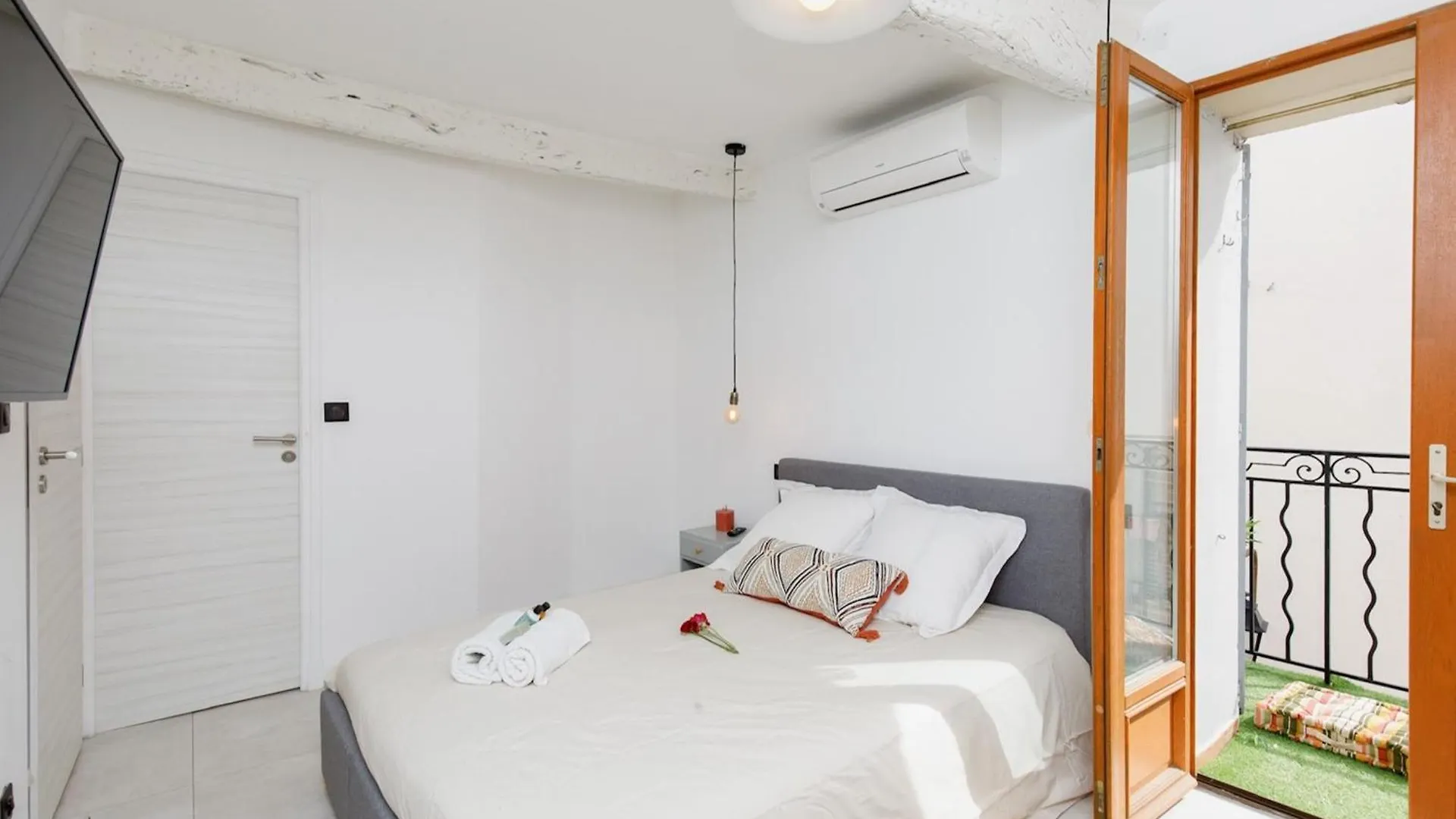 Modern 2 Bedroom Overlooking Cannes Old Port Francia
