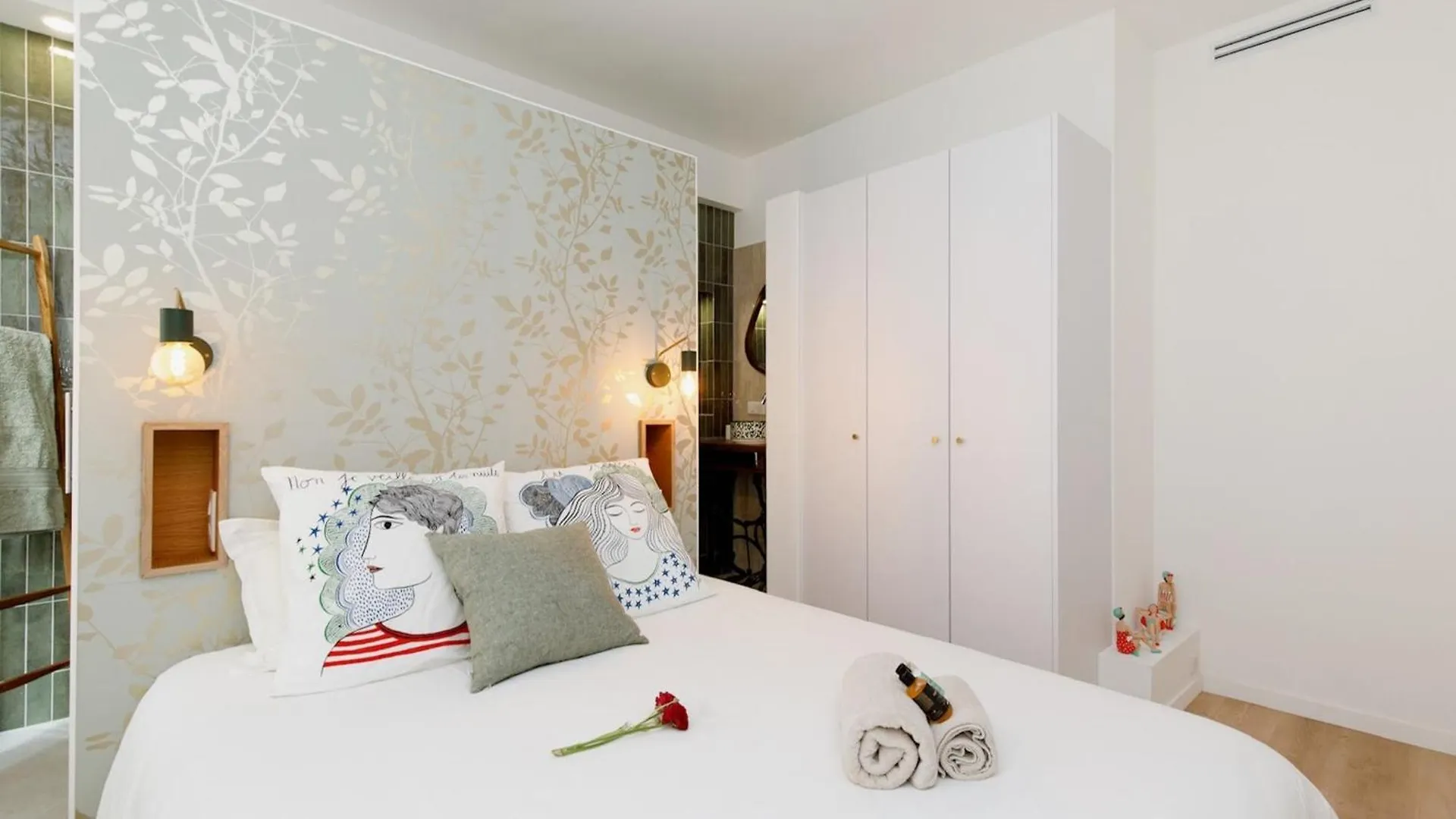 Modern 2 Bedroom Overlooking Cannes Old Port 0*,  Francia